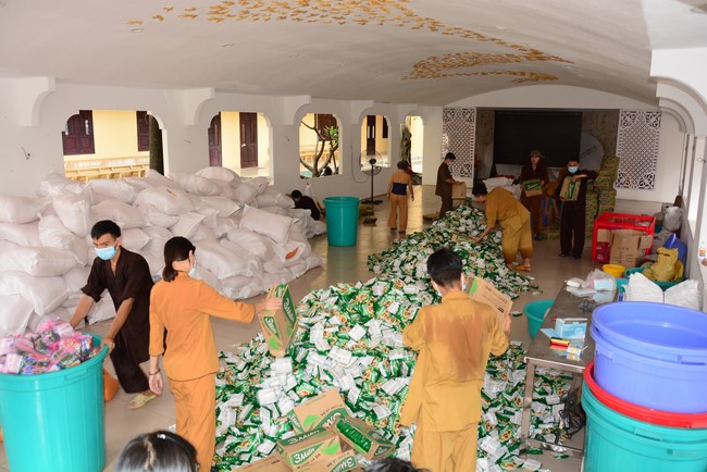 Continuing to support people in need in the Covid-19 pandemic of Hoang Phap Pagoda (series 4)